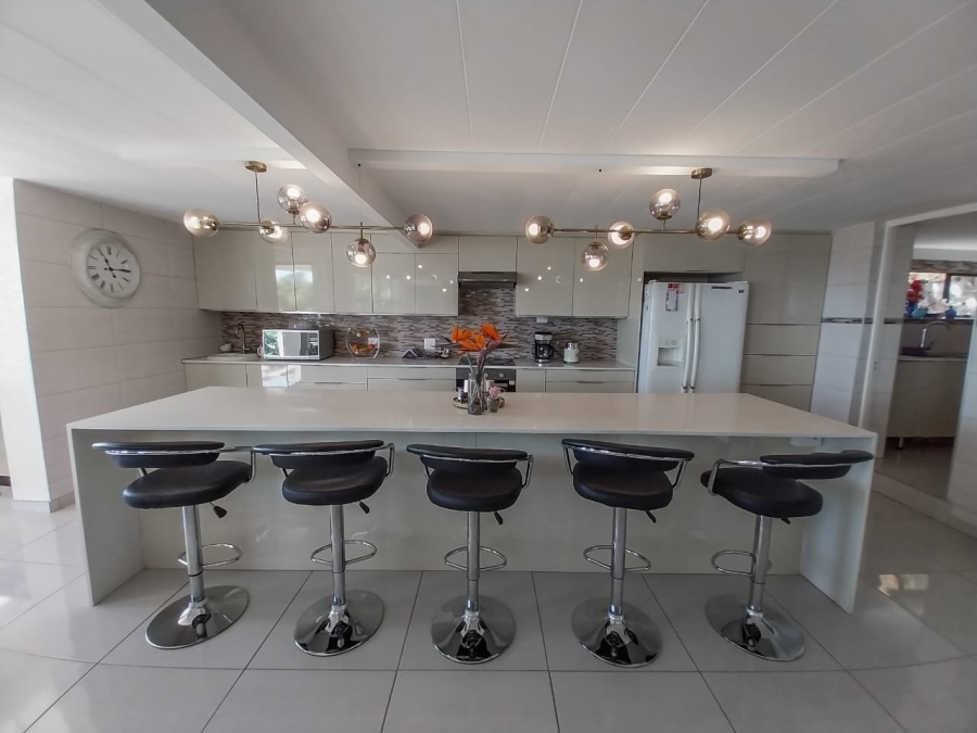 5 Bedroom Property for Sale in Meerhof North West